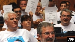 Deo parlamentaraca u majicama sa likom haškog optuženika Vojislava Šešelja protestuje protiv posete potpredsednika SAD Džozef Bajdena - fotografija iz arhive