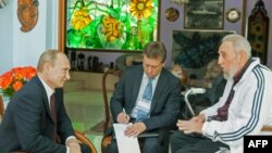 Владимир Путин беседует с Фиделем Кастро в Гаване в июле 2014 года