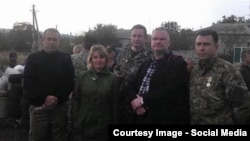 Активист из Латвии Эйнарс Граудиньш (второй справа), которого в российских СМИ называют «экспертом ОБСЕ», с представителями так называемой «Донецкой народной республики».