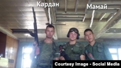 Погибшие военнослужащие российской армии Иван Кардаполов, позывной "Кардан" и Тимур Мамаюсупов, позывной "Мамай". Снимок предположительно сделан в Луганске