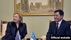 Hillari Klinton Toshkentda TI vaziri Vladimir Norov bilan, 2010 yilning 2 dekabri