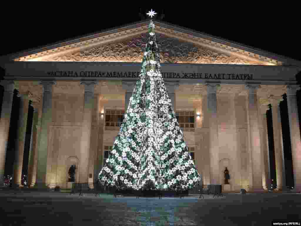 В этом году президентская елка выставлена перед Государственным театром оперы и балета &laquo;Астана-Опера&raquo;, а не перед резиденцией &laquo;Ак Орда&raquo;. &nbsp;