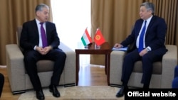 Tajik Foreign Minister Sirodjidin Aslov (left) met his Kyrgyz counterpart, Erlan Abdyldaev, in Cholpon-Ata on July 21.