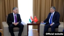 Tajik Foreign Minister Sirodjidin Aslov (left) met his Kyrgyz counterpart, Erlan Abdyldaev, in Cholpon-Ata on July 21.