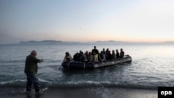 یک قایق مهاجران غیرقانونی که به ساحل یونان رسیده است - عکس از آرشیف