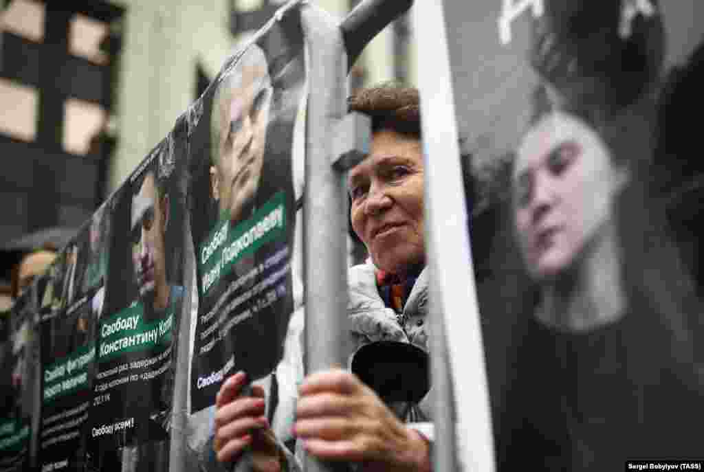 People attend a rally to demand the release of jailed protesters who were detained during opposition demonstrations for fair elections, in Moscow on September 29. (TASS/Sergei Bobylev)