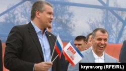 Сергей Аксенов (слева) и Владимир Константинов на первомайской демонстрации в Симферополе