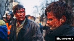 Батько і син, які отримали поранення під час зіткнень. Київ, 18 лютого 2014 року
