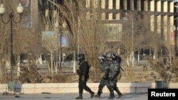 Патруль во время режима ЧП в Жанаозене. 19 декабря 2011 года