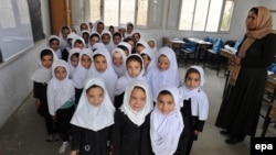 Nxënëset në një shkollë në Kabul 