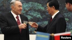 Kazakhstan - Kazakhstan's President Nursultan Nazarbayev (L) makes a toast with his Chinese counterpart Hu Jintao during a signing ceremony at the Great Hall of the People in Beijing, 22Feb2011