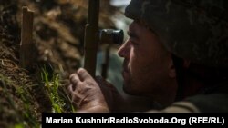 Український військовий на позиції у селищі Південне, що під Горлівкою, Донецька область, 17 червня 2018 року