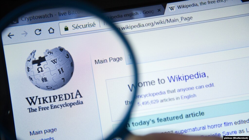 «ویکی‌پدیا» دانشنامه اینترنتی است که با مشارکت کاربران نوشته می‌شود.