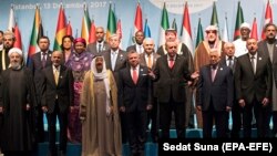 Turkey - Azerbaijani President Ilham Aliyev (R) and other Muslim heads of state pose for a photograph at a summit in Istanbul, 13Dec2017.