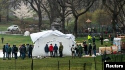 Postavljanje šatora za oboljele od COVIC-19 u New Yorku u Central parku