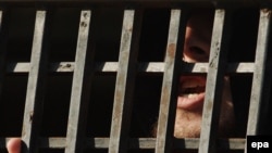 Один из подозреваемых в терроризме выглядывает из тюремного окна. Саргодха, Пакистан, 2 февраля 2010 года.