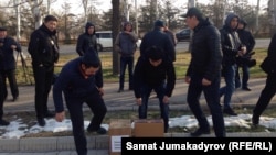 Акция протеста против фильма об Апрельской революции на казахстанском телеканале «Хабар». Бишкек, 30 ноября 2017 года.