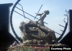 Памятник жертвам Голодомора. Павлодар, 31 мая 2012 года. Автор фото Анна Уралова.