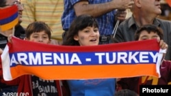 عبدالله گل رییس جمهور ترکیه سال گذشته برای تماشای مسابقه فوتبال میان تیم های ملی ترکیه و ارمنستان به ایروان رفته بود. تصویری از تماشاگران این مسابقه.