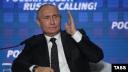 Владимир Путин на инвестиционном форуме в Москве (архивное фото).