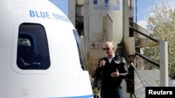 Джэф Бэзас каля касьмічнанга карабля Blue Origin
