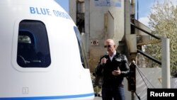 Jeff Bezos obraća se medijima pored makete New Shepard rakete u Koloradu