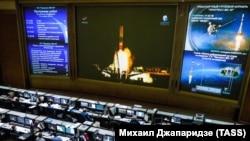 Сотрудники Центра управления полетами (ЦУП) Роскосмоса во время трансляции запуска ракеты.