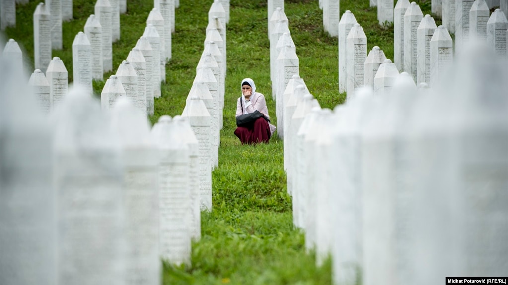 Masakra e Srebrenicës është njohur si gjenocid nga Gjykata Ndërkombëtare e Hagës. 