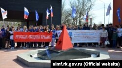 Траурный митинг в поселке Мирное, Крым, 15 апреля 2017 год 