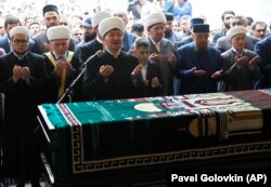 Муфтий Равиль Гайнутдин и сын Орхана Джемаля, Мансур, у тела погибшего