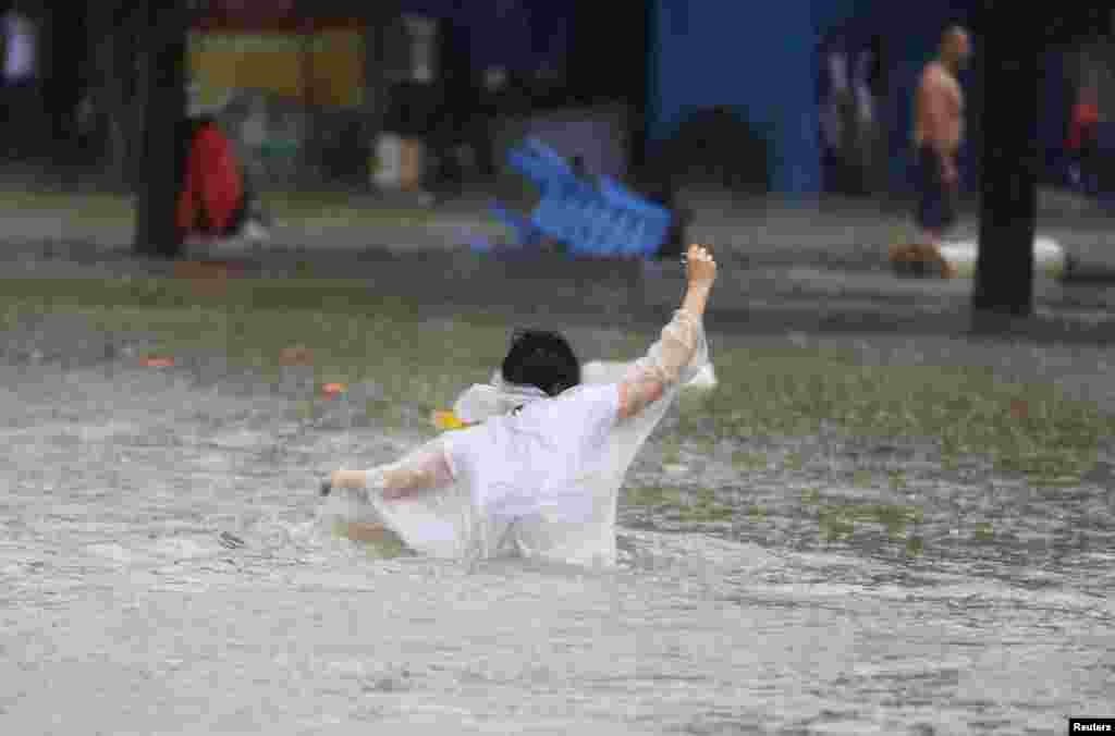 توفان بزرگ منگوت پس از کشتن ده&zwnj;ها نفر در فیلیپین، چین را در نوردید.