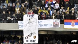 Arhivska fotografija srpskih navijača sa transparentom kojim se poziva na oslobađanje osuđenog ratnog zločinca Ratka Mladića tokom prijateljske fudbalske utakmice između Srbije i Australije u Melbouneu, 07. juna 2011. godine
