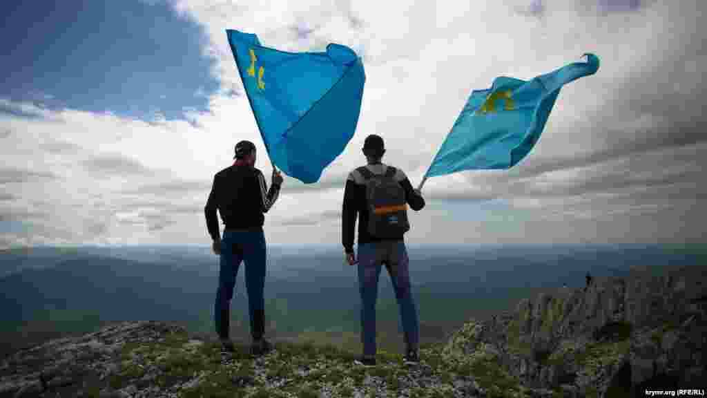 Кримськотатарська молодь піднімається на плато Чатир-Даг у Сімферопольському районі