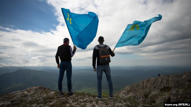 Восхождение в память о депортации. Крымские татары поднялись на Чатыр-Даг (фотогалерея)