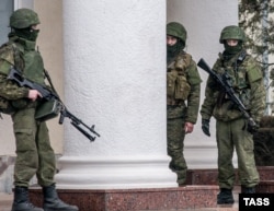 Вооруженные российские военные ("зеленые человечки") в Симферополе, февраль 2014 года