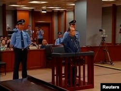 Подсудимый выслушивает смертный приговор в Китае