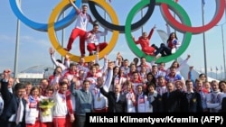 Путин позирует с российскими участниками Олимпийских игр – 2014 в Сочи