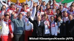 Архива - Рускиот претседател Владимир Путин со руските олимпијци на Олимпијадата во Сочи 2014 година. 