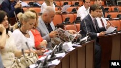 Собраниска дискусија за законите за медиуми.