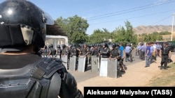 Сотрудники милиции и ОМОНа в селе Кой-Таш, недалеко от резиденции экс-президента Киргизии Алмазбека Атамбаева, 8 августа 2019