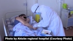 Медсестра делает укол пациентке в Актюбинской больнице.