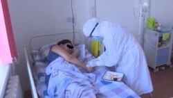 Ауруханада жатқан науқасқа дәрі салып жатқан медицина қызметкері. Көрнекі сурет.