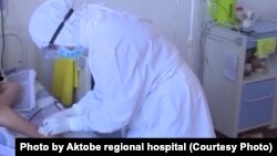 Медицинский сотрудник в больничной палате городе Актобе во время пандемии коронавируса.