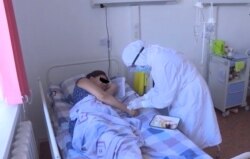 Коронавирус жұққан науқастарды емдеп жатқан медицина қызметкерлері. Көрнекі сурет.