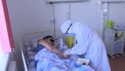 Медработник и пациент в больнице.