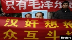 Проправительственный пикет у офиса газеты «Наньфан Чжоумо» (Southern Weekly)