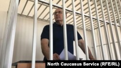 Глава правозащитного центра "Мемориал" в Грозном Оюб Титиев
