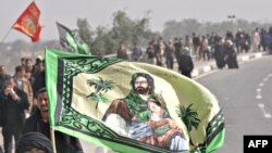 Shi'ite pilgrims walk from Baghdad Karbala