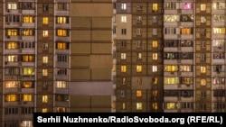 Ferestrele luminate ale unor apartamente din Kiev, pe 25 martie când carantina totală obliga locuitorii să stea în casă. (Serhii Nuzhnenko, RFE/RL)
