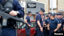 Pjesëtarët e policisë së Francës nëpër rrugët e vendbanimit në Normandi ku u vra një prift katolik